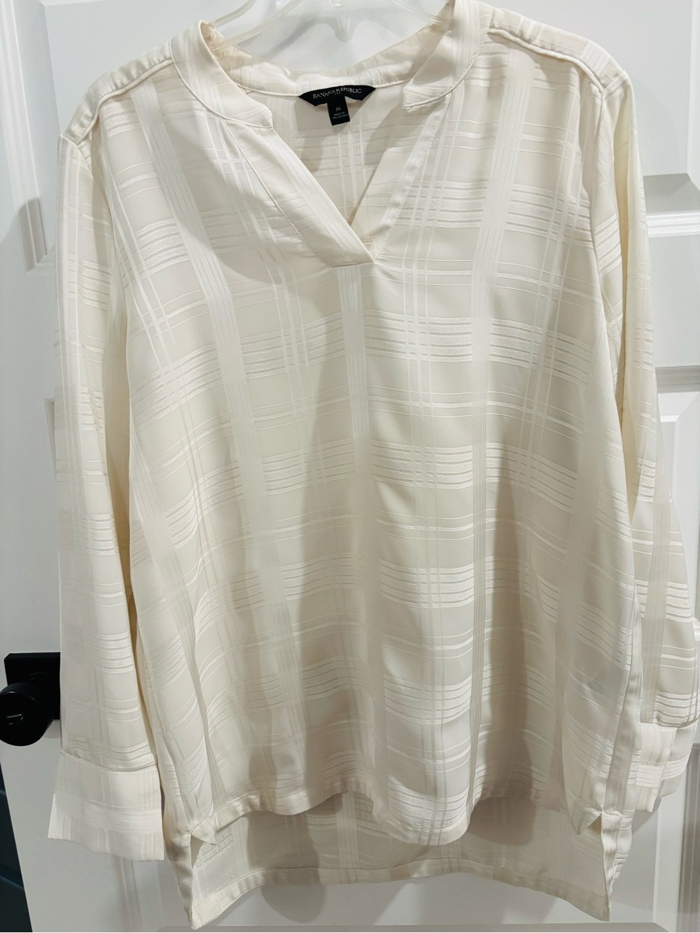 Like New, Banana Republic Cream Textured Long-Sleeve V-Neck Blouse